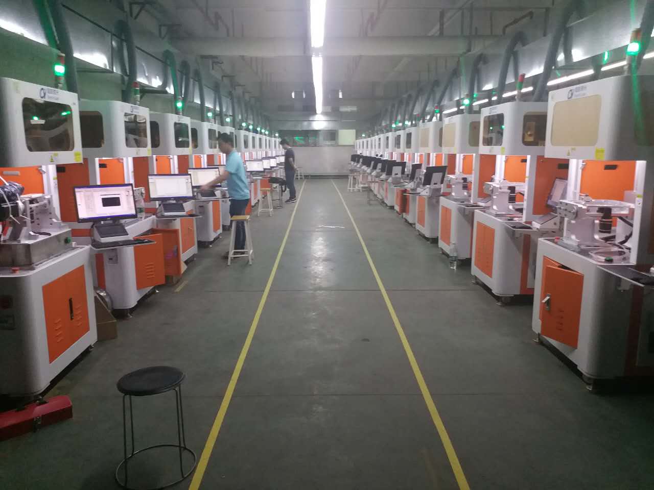 东莞手机行业激光雕刻机现场图